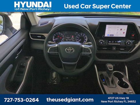 Used 2023 Toyota Highlander LE FWD image 19