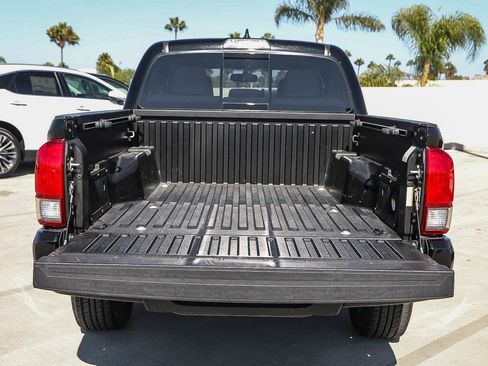 Used 2017 Toyota Tacoma TRD Sport AWD/4WD image 25