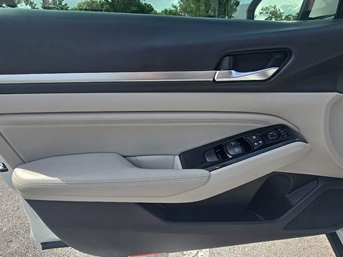 Used 2020 Nissan Altima 2.5 SL FWD image 13