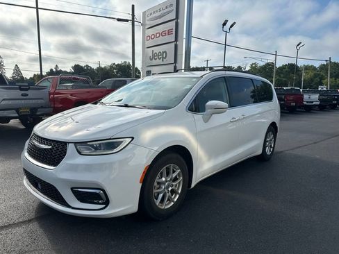 Used 2022 Chrysler Pacifica Touring-L FWD image 1
