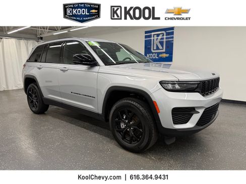 Used 2025 Jeep Grand Cherokee Altitude AWD/4WD image 1