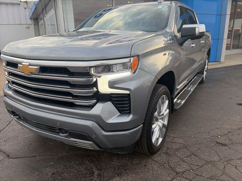 Used 2023 Chevrolet Silverado 1500 High Country w/ High Country Premium Package AWD/4WD image 3