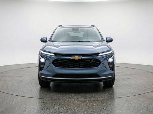 Used 2025 Chevrolet Trax LT w/ LT Convenience Package image 2