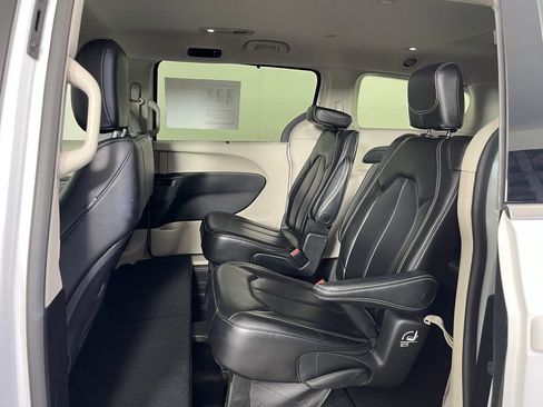 Used 2023 Chrysler Pacifica Touring-L FWD image 12