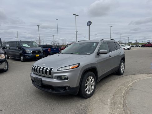 Used 2017 Jeep Cherokee Latitude w/ Cold Weather Group AWD/4WD image 2