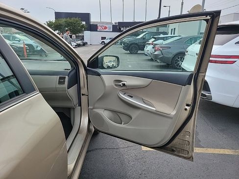 Used 2013 Toyota Corolla LE image 8