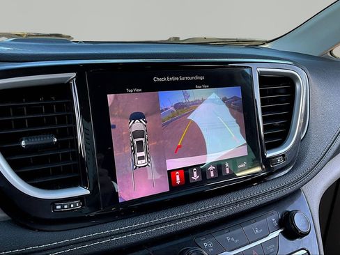 Used 2022 Chrysler Pacifica Touring-L w/ Uconnect Theater Family Group FWD image 13