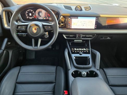 Used 2025 Porsche Cayenne Coupe image 34