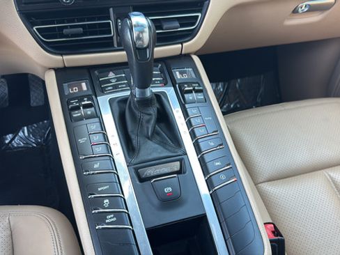 Used 2021 Porsche Macan AWD/4WD image 25