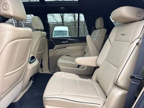 Used 2022 Cadillac Escalade Premium Luxury image 11
