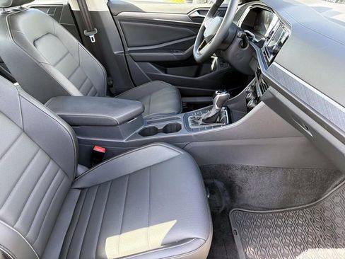 Used 2024 Volkswagen Jetta SE w/ Panoramic Sunroof Package image 11