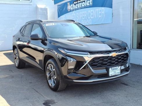 Used 2024 Chevrolet Trax LT FWD image 1