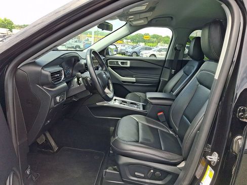 Used 2020 Ford Explorer XLT w/ Equipment Group 202A AWD/4WD image 14