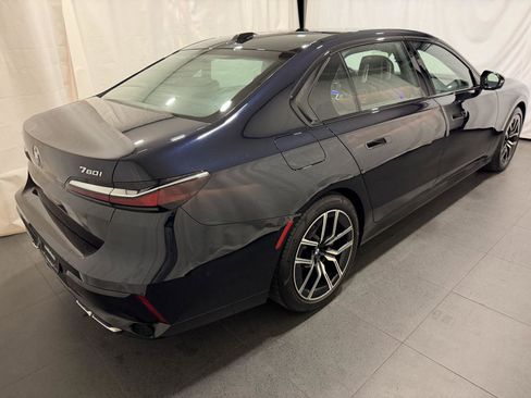 Used 2023 BMW 760i xDrive image 9