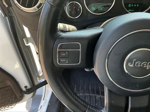 Used 2018 Jeep Wrangler Unlimited Sahara AWD/4WD image 11