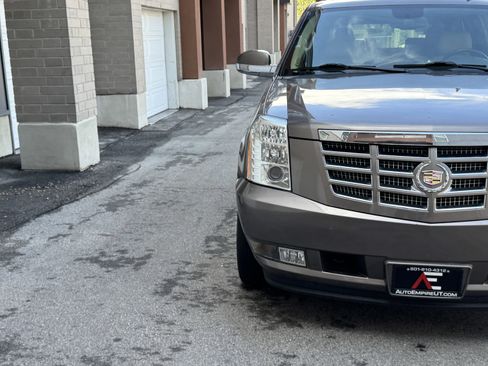 Used 2012 Cadillac Escalade 4WD Hybrid image 10