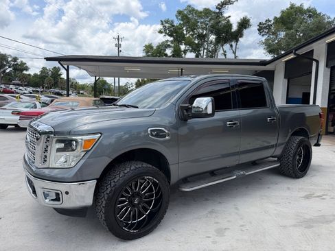 Used 2017 Nissan Titan SL w/ SL Towing Convenience Package RWD image 2