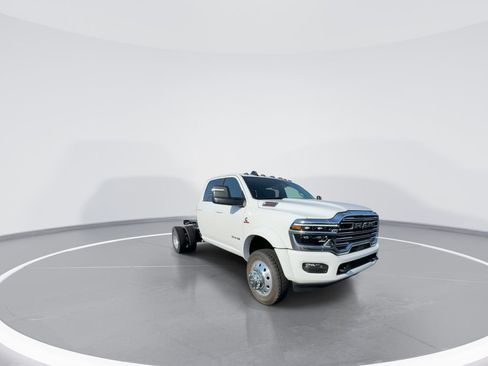 New 2026 RAM 4500 4x4 Crew Cab DRW w/ Laramie Trim Package image 2
