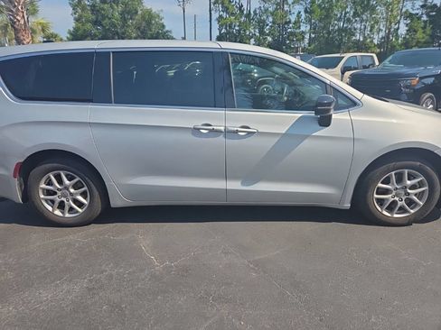 Used 2024 Chrysler Pacifica Touring FWD image 7