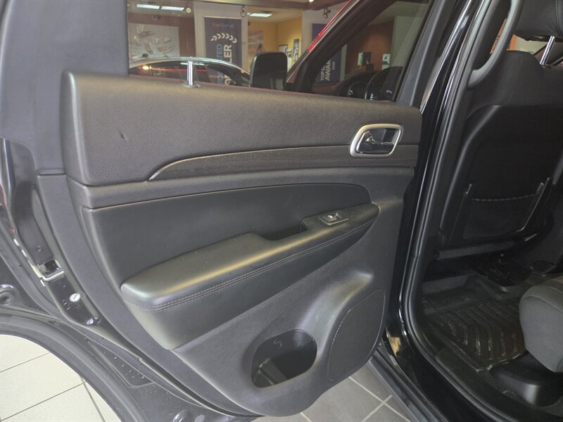 Used 2018 Jeep Grand Cherokee Laredo AWD/4WD image 16