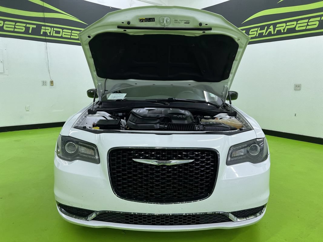 Used 2019 Chrysler 300 Touring w/ Sport Appearance Package RWD image 4