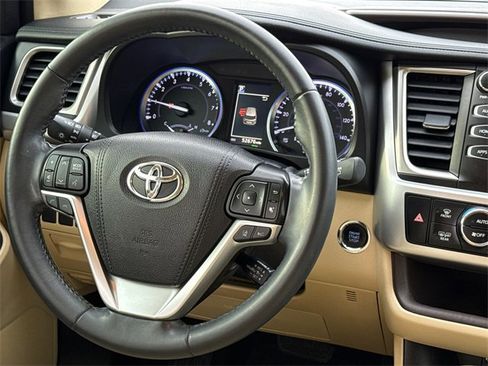 Used 2019 Toyota Highlander XLE image 14