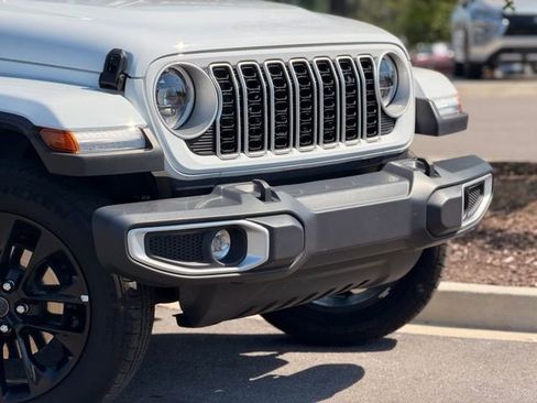 Used 2025 Jeep Wrangler Unlimited Sahara AWD/4WD image 3