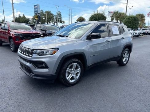 Used 2023 Jeep Compass Latitude AWD/4WD image 3