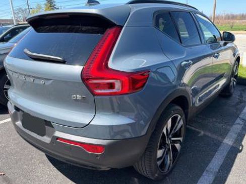 Used 2023 Volvo XC40 B5 Plus w/ Climate Package image 3