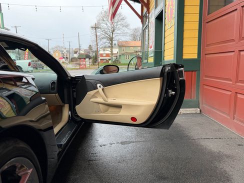 Used 2005 Chevrolet Corvette Coupe w/ Preferred Equipment Group image 16