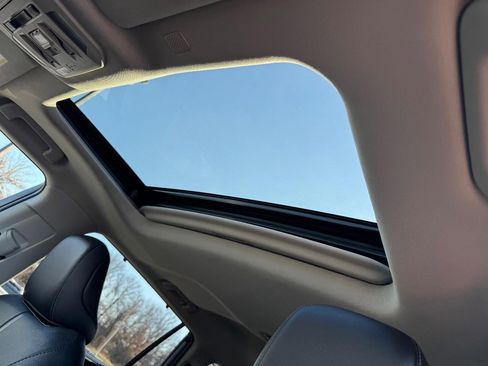 Used 2021 Toyota Highlander Limited image 19