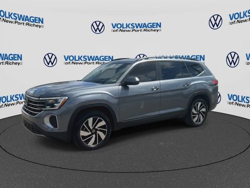 Used 2024 Volkswagen Atlas SE w/ Panoramic Sunroof Package FWD image 4