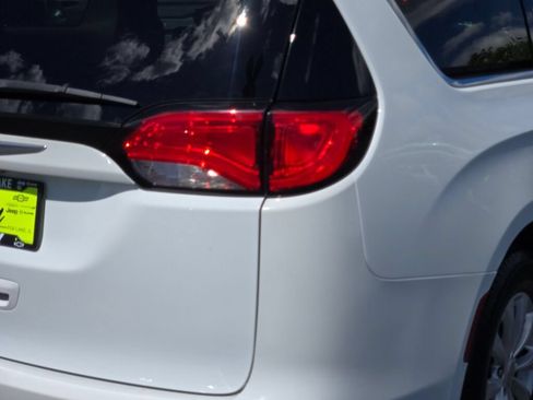 Used 2017 Chrysler Pacifica Touring FWD image 5