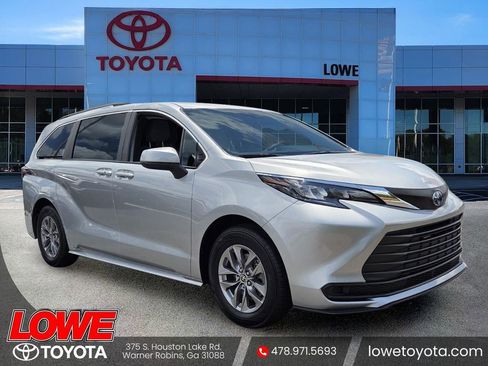 Used 2025 Toyota Sienna LE FWD image 1