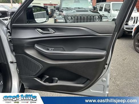 Used 2023 Jeep Grand Cherokee Altitude AWD/4WD image 25