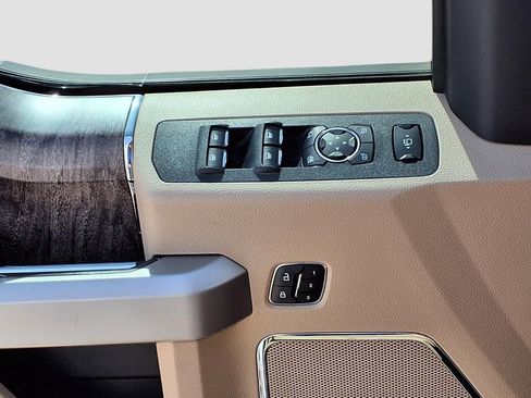 Used 2019 Ford F250 Lariat w/ Chrome Package image 16