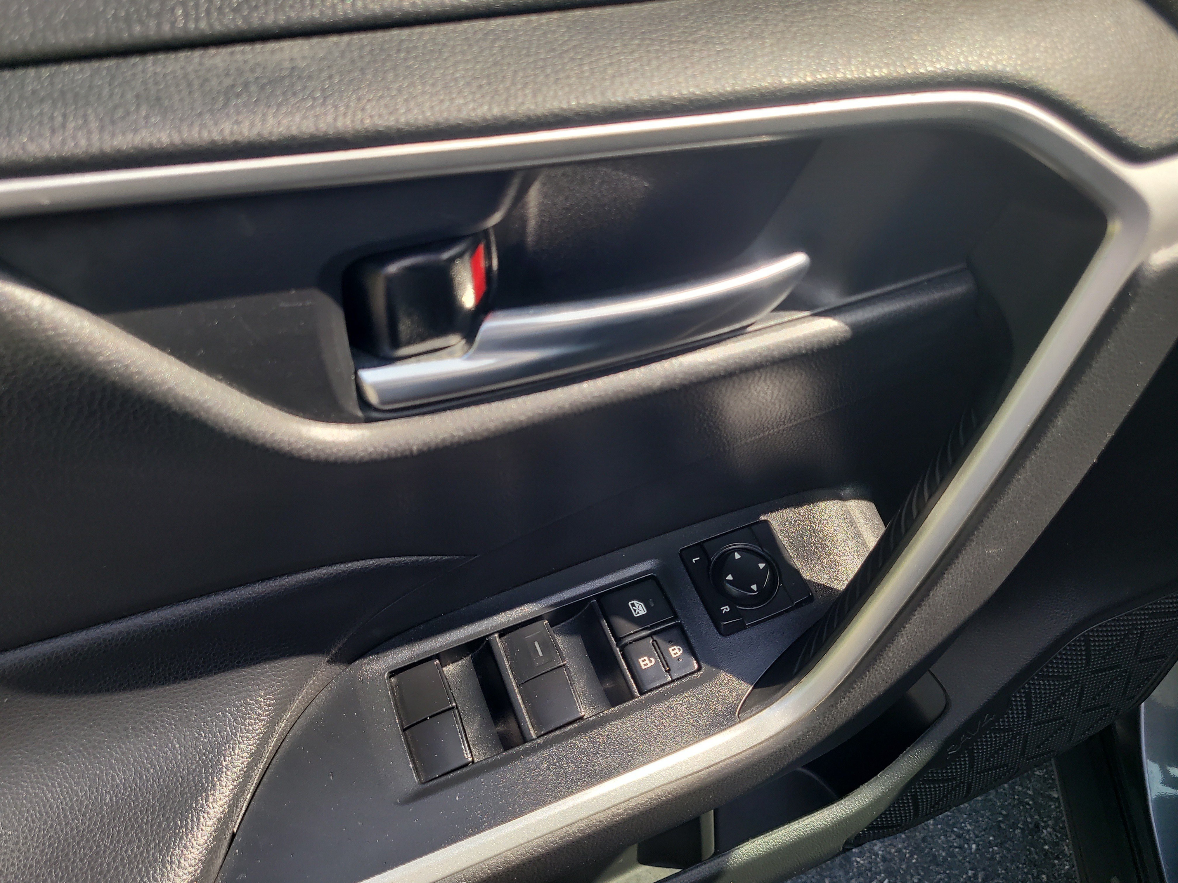Used 2021 Toyota RAV4 XLE w/ Convenience Package FWD image 19