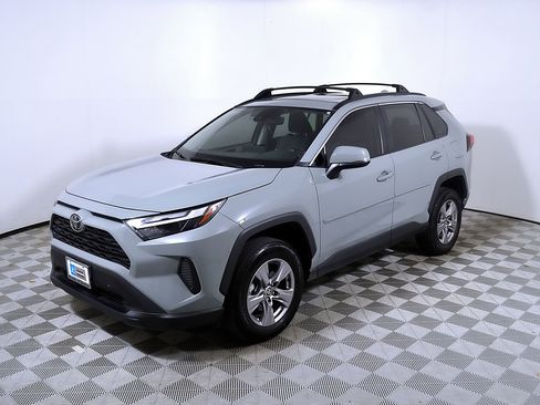 Used 2022 Toyota RAV4 XLE w/ Convenience Package FWD image 3