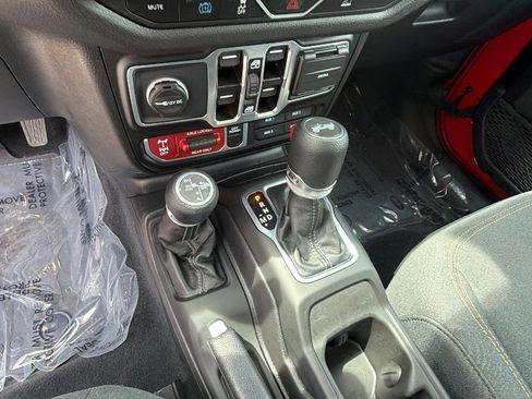 Used 2025 Jeep Wrangler Willys image 30