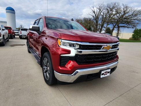 Used 2023 Chevrolet Silverado 1500 LT w/ Convenience Package II AWD/4WD image 3