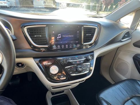 Used 2018 Chrysler Pacifica Touring-L w/ Premium Audio Group image 17