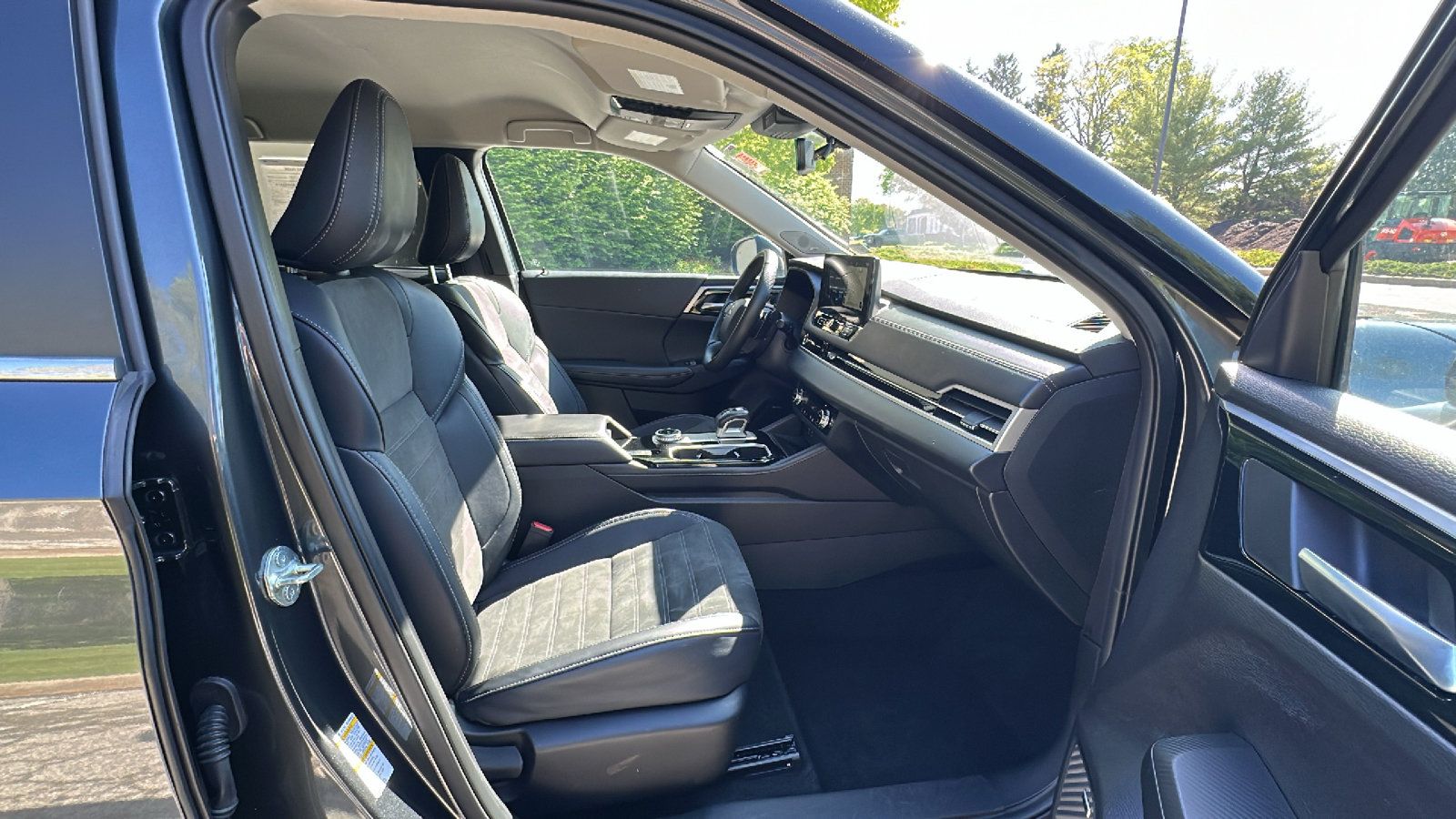 Used 2025 Mitsubishi Outlander AWD image 24