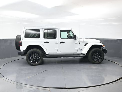 Used 2022 Jeep Wrangler Unlimited Sahara w/ Cold Weather Group AWD/4WD image 2