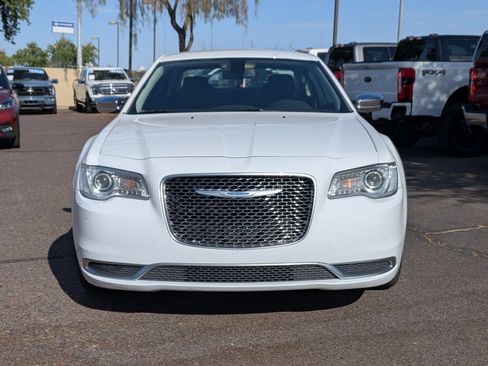 Used 2018 Chrysler 300 Touring w/ Chrome Appearance Package RWD image 2