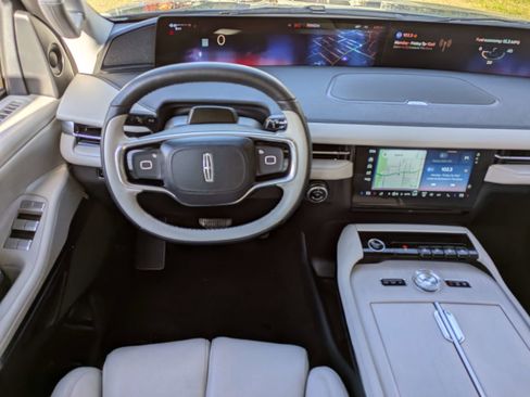 Used 2025 Lincoln Navigator Reserve image 19