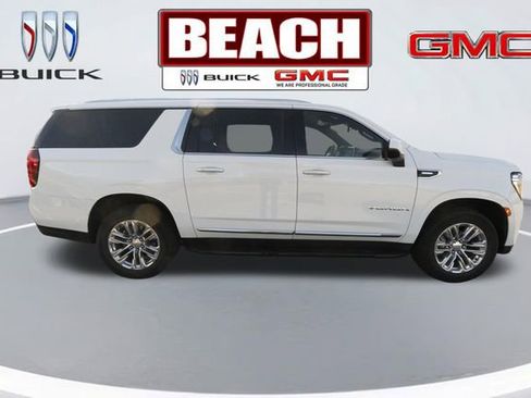 Used 2023 GMC Yukon XL SLT image 2