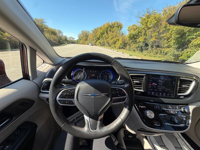 Used 2020 Chrysler Pacifica Touring-L FWD image 11