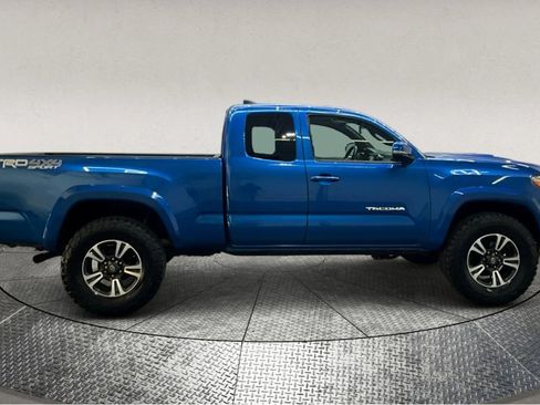 Used 2017 Toyota Tacoma TRD Sport image 8