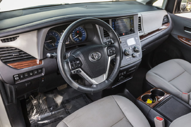 Used 2016 Toyota Sienna Limited Premium FWD image 23