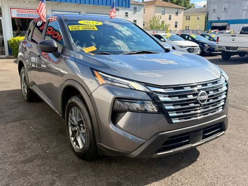 Used 2024 Nissan Rogue S FWD image 2